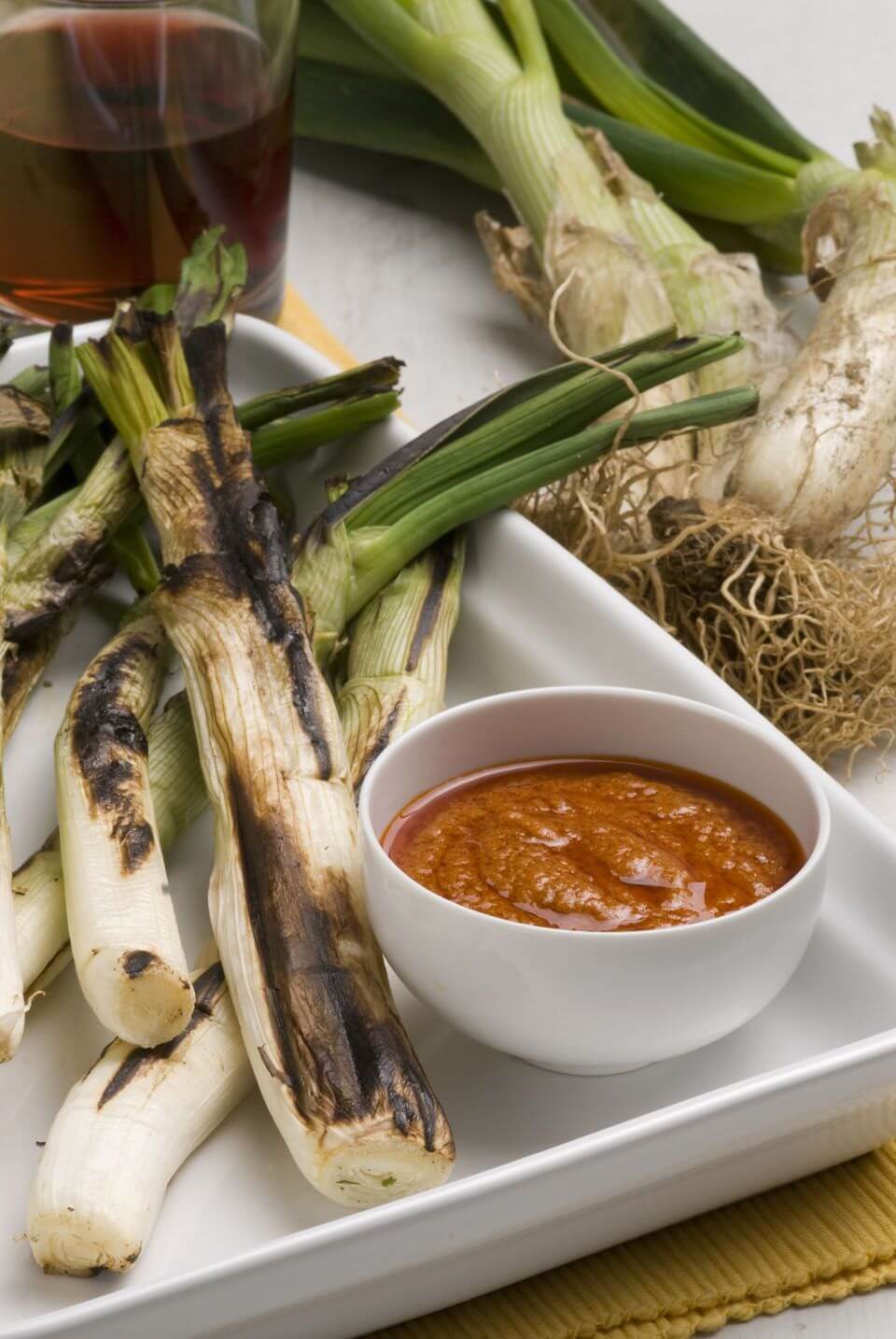 Calçotada popular a Riudecanyes amb calçots acabats de fer a la brasa i amanits amb oli d’oliva verge extra Escornalbou.